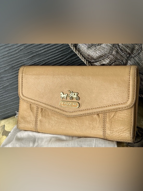 Coach Beige Leather Clutch with Gold Horse & Carriage Emblem - Picture 2 of 16